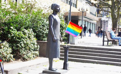 Karin Boyes staty utanför Stadsbiblioteket Göteborg.