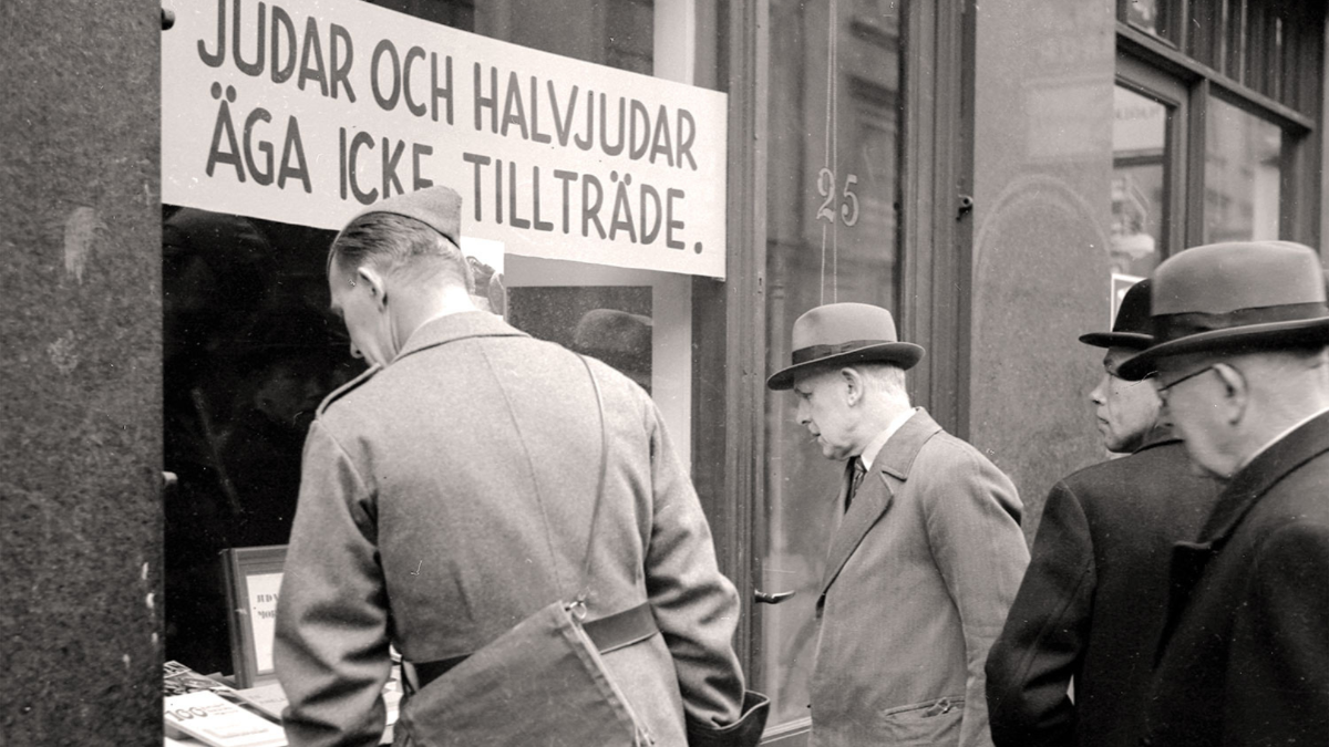 Bokhandlare Åbergs skyltfönster med antisemitisk propaganda, Stockholm 1941. Foto: Historisk Bildbyrå / Karl Sandels samling